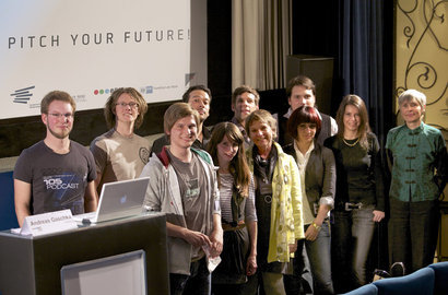 Die PITCH YOUR FUTURE-Teilnehmer mit Trainerin Sibylle Kurz (Mitte vorn). Foto: Miguel Grätzer, HfG
